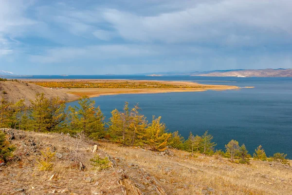 Herbstliche Landschaft Mit Blick Auf Den Baikalsee Gelbe Bäume Und — Stockfoto