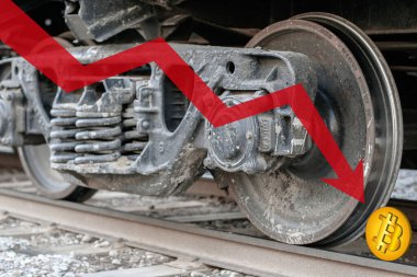 Tren tekerleğinin altındaki raylarda bitcoin. Kırmızı ok düştü. BTC 'yi çökert. Bitcoin ezildi ve düştü. Kripto para ticareti krizi. Yatay.