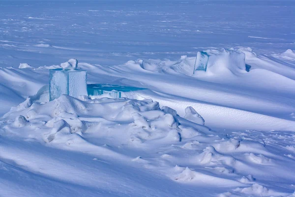 Große Eisstücke Schneehügel Auf Dem Baikalsee Geschnitzt Winterlandschaft Das Eis — Stockfoto