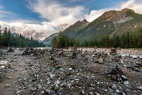 Muchas Pirámides Piedra Lecho Río Seco Altas Montañas Verdes Distancia — Foto de Stock