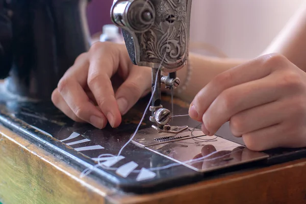 Una Costurera Inserta Hilo Una Aguja Una Máquina Coser Retro —  Fotos de Stock