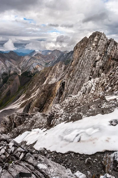 Rocce Spoglie Montagne Lontananza Resti Della Vecchia Neve Primo Piano — Foto Stock