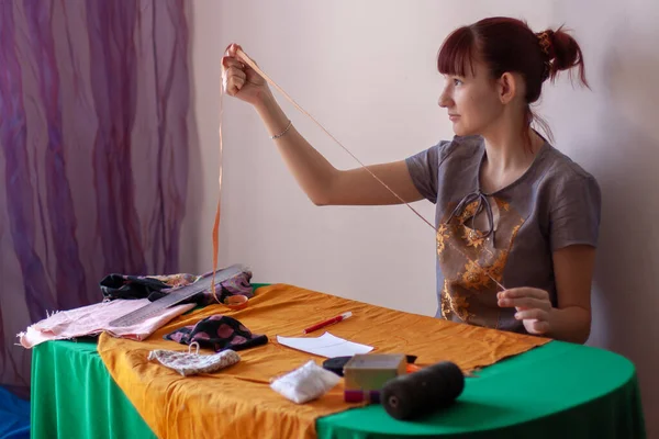 Una Niña Mide Con Una Cinta Métrica Patrón Máscara Sobre —  Fotos de Stock