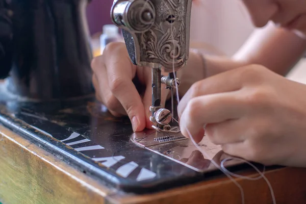 Una Costurera Inserta Hilo Ojo Aguja Una Vieja Máquina Coser —  Fotos de Stock