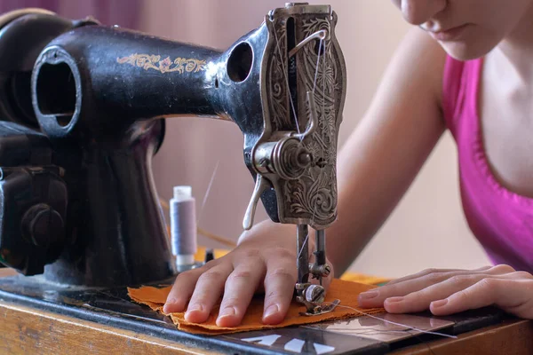 Una Joven Costurera Cose Casa Una Vieja Máquina Coser Retro —  Fotos de Stock