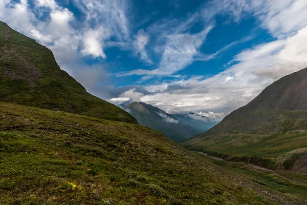 Groene Helling Dal Tussen Bergen Blauwe Lucht Lage Witte Wolken — Stockfoto