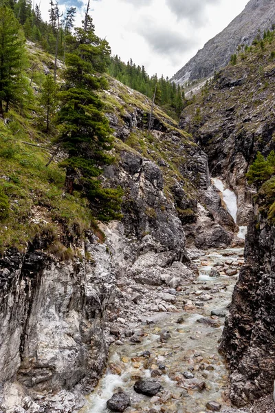 Garganta Con Río Las Montañas Una Pequeña Cascada Final Árboles — Foto de Stock
