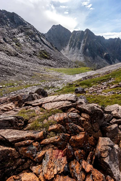 Una Gran Pila Piedras Roca Roja Primer Plano Montañas Fondo —  Fotos de Stock