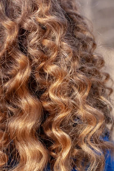 Capelli Ricci Biondi Una Testa Femminile Profondità Campo Ridotta Verticale — Foto Stock