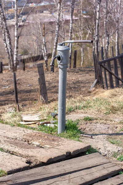 Apagó Vieja Columna Agua Rústica Agua Suelo Madera Cerca Vieja — Foto de Stock