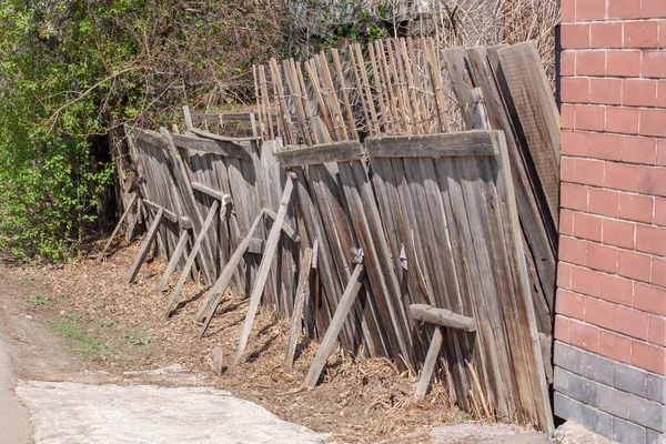 Old Rickety Wooden Fence Props Brick Wall Nearby Green Bushes — Stock Photo, Image