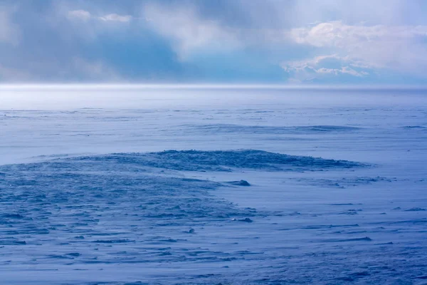 冬季贝加尔湖上的暴雪大风和大雪 蓝色的雪影 天空中的云彩 — 图库照片