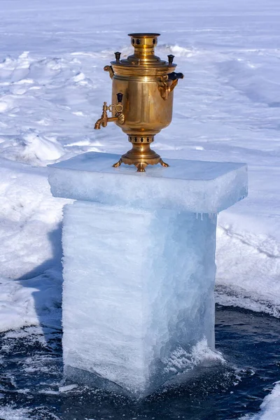 Old Samovar Stands Piece Melted Ice Blurry Snow Background Copper — Stock Photo, Image
