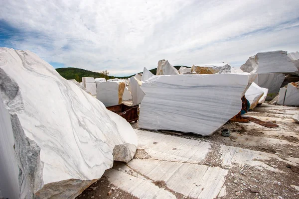 Grote Witte Marmeren Blokken Een Oude Verlaten Steengroeve Prachtige Marmeren — Stockfoto