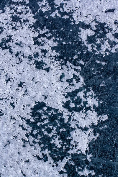 Jég Textúra Légbuborékokkal Fehér Kéreggel Téli Minta Repedések Karcolások Függőleges — Stock Fotó