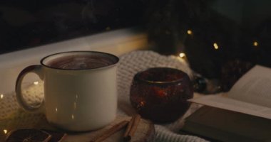 Sıcak bir atmosferde Noel içeceği. Müzik görselleştirmesi için kusursuz döngü.