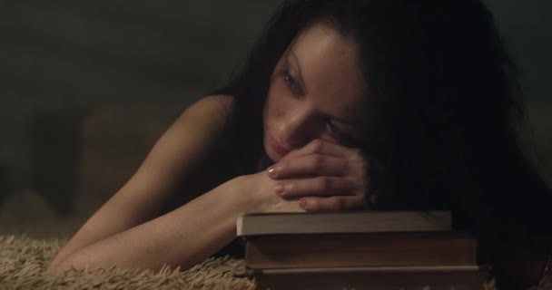 Κουρασμένη Γυναίκα Ξαπλωμένη Πάνω Της Μια Στοίβα Από Βιβλία — Αρχείο Βίντεο