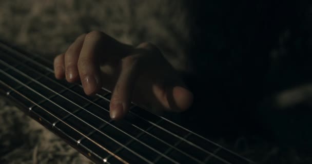 Vrouwelijke Hand Die Gitaar Speelt Handheld Van Dichtbij — Stockvideo