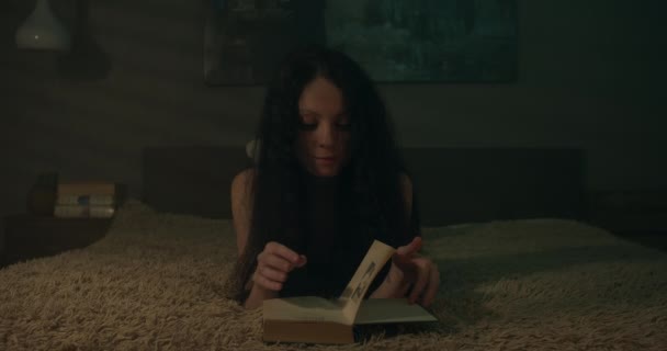 Jovem Mulher Abrindo Livro Quarto Mal Iluminado — Vídeo de Stock