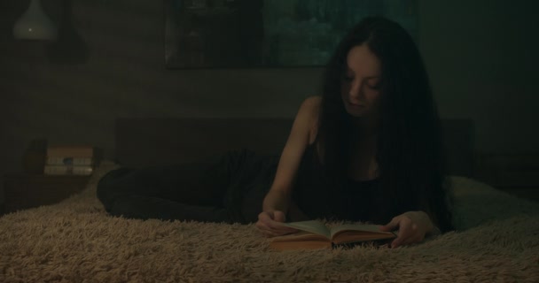 Jovem Mulher Lendo Livro Quarto Mal Iluminado — Vídeo de Stock