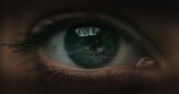 Femme Racer en casque. Macro shot de l'oeil avec des reflets routiers .