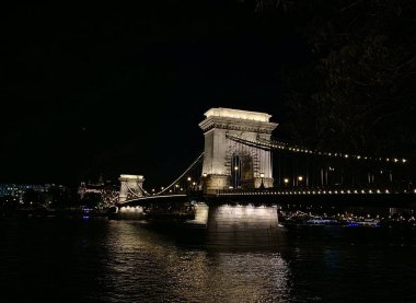 Geceleri Szchenyi Zincir Köprüsü