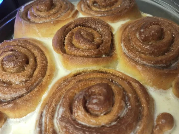 Lockdownkunst Mooie Heerlijke Zelfgemaakte Kaneelbroodjes — Stockfoto