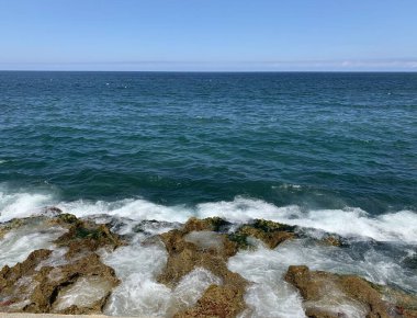 dalgalar ve taşlar okyanus manzarası