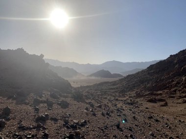 Dağlar arasındaki güneşe bak