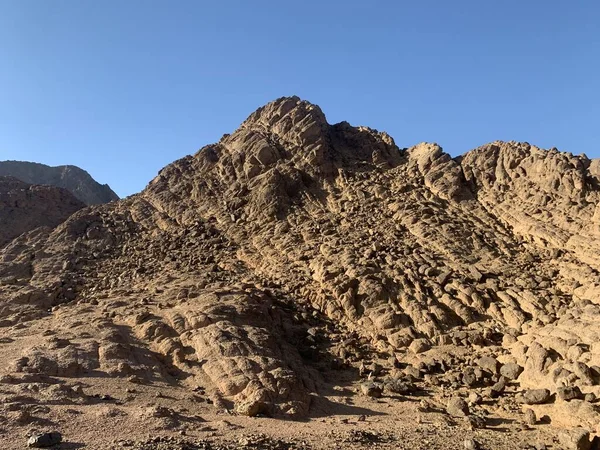 未过滤的沙漠中的山景 — 图库照片