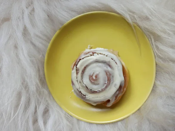 Lockdownart Delicious Homemade Cinnamon Roll Yellow Plate View Top — Stock Photo, Image