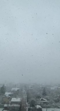 Gökten kar taneleri düşüyor.