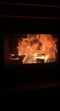 Ağır çekimde şömine ateşi.