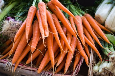 Avrupa 'daki sebze pazarında havuçlu tezgah