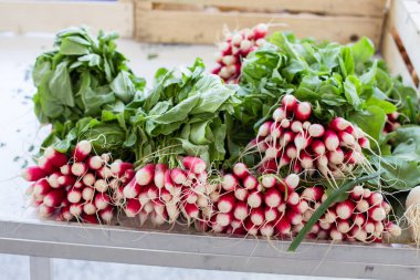 Avrupa 'daki sebze pazarında turplu tezgah