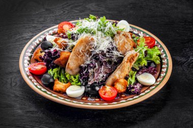 Yakın çekimde Sezar salatası.