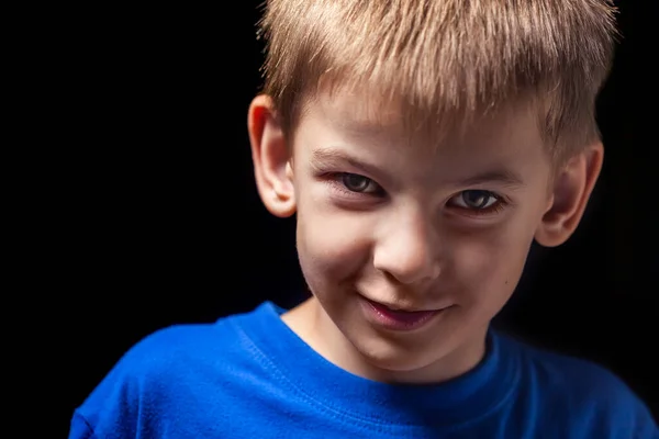Portret uśmiechniętego dziecka chłopca zbliżenie na czarnym tle — Zdjęcie stockowe