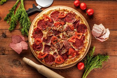 Tüm salam pizzası sosis üst görünümü ile ahşap arka planda özellikleri ile