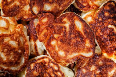 Kızarmış börekler yakın çekim üst görünüm yiyecek arka planı