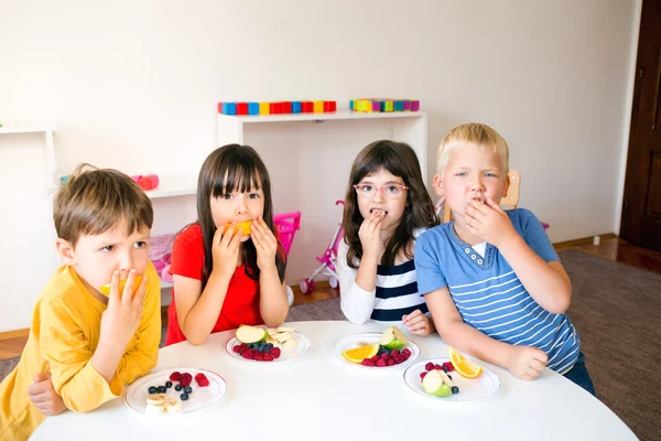 Fruit snack tijd — Stockfoto