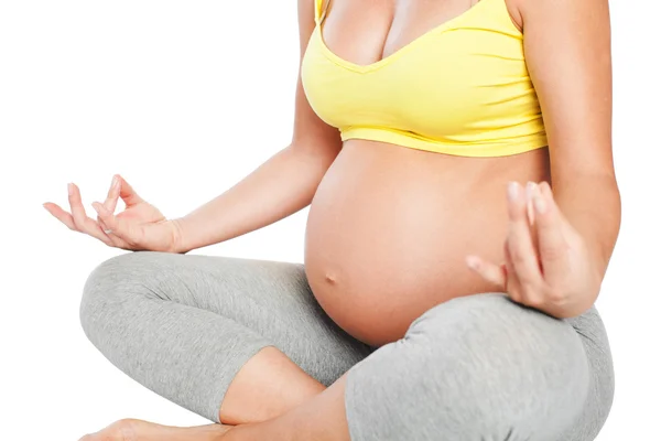怀孕妇女练习瑜伽 — 图库照片
