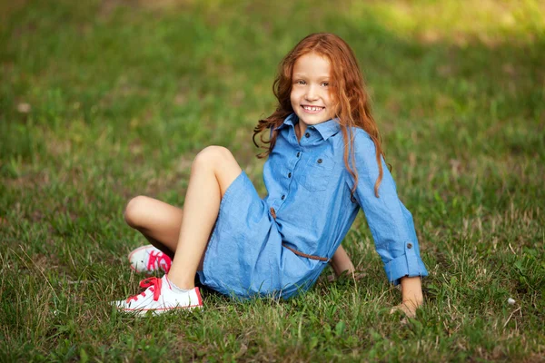 Pequena menina ruiva — Fotografia de Stock