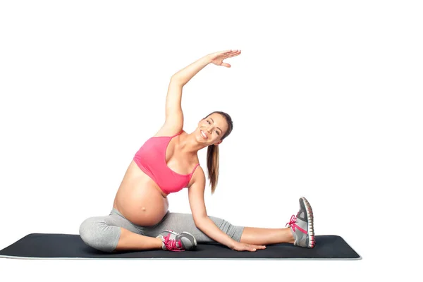 Donna incinta che pratica yoga — Foto Stock