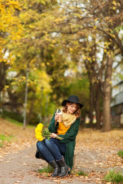 Mujer joven con ramo de flores amarillas — Foto de Stock