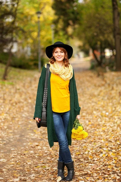 Mujer joven con ramo de flores silvestres — Foto de Stock