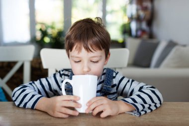 Çok güzel çocuk içme