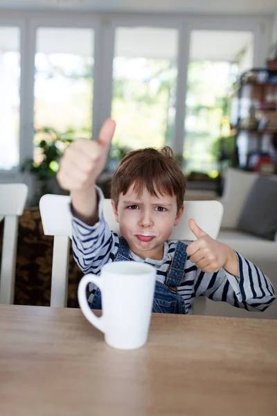 Tummen upp för friska förfriskningar — Stockfoto