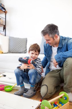 Baba ve oğul mobilya montajı