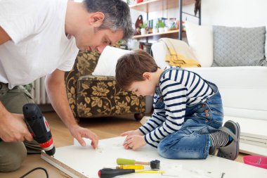 Baba ve oğul mobilya montajı