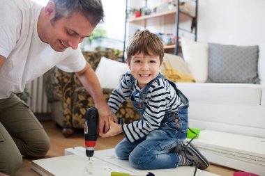 Baba ve oğul mobilya montajı